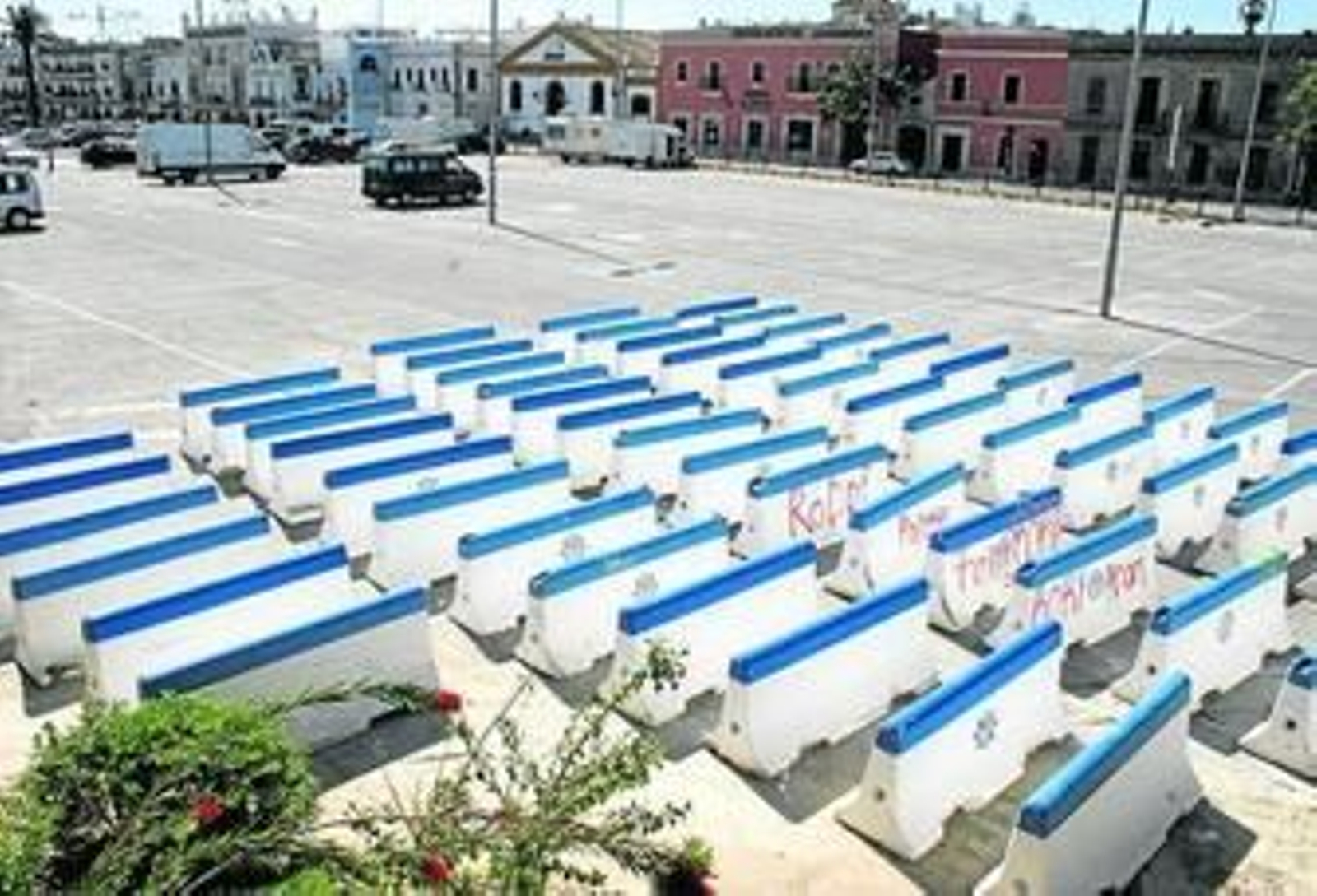 Los bloques de hormigón para regular el tráfico se acumulan ya en el aparcamiento de Pozos Dulces.