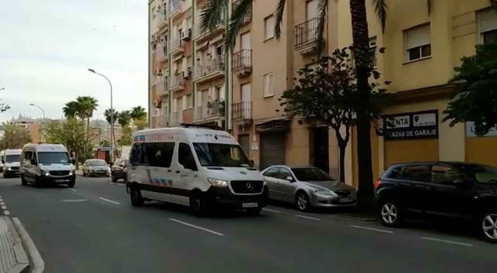 Homenaje de las ambulancias a los niños de la calle Julio Guzmán.