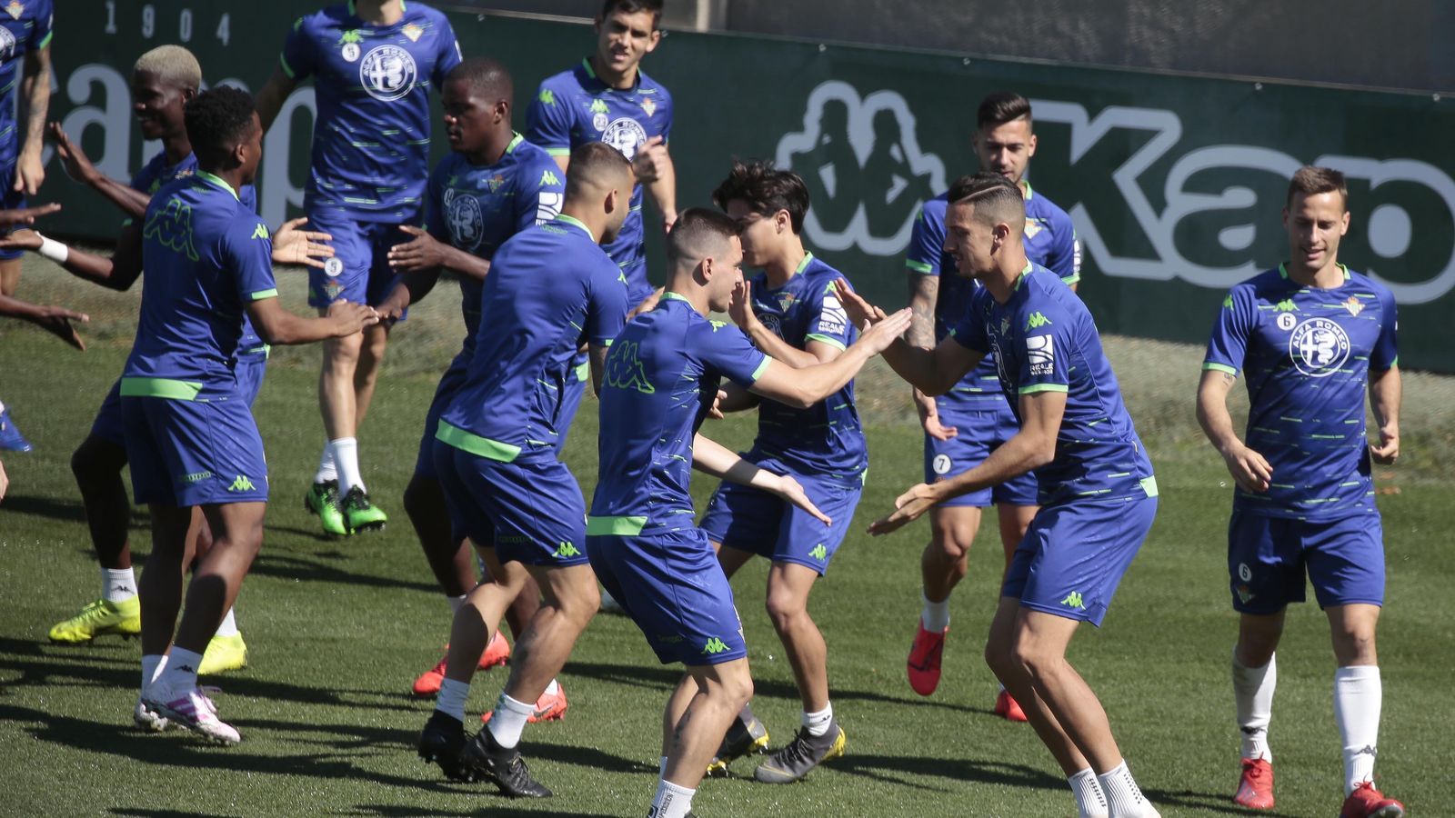 Los jugadores del Betis durante el entrenamiento de ayer.