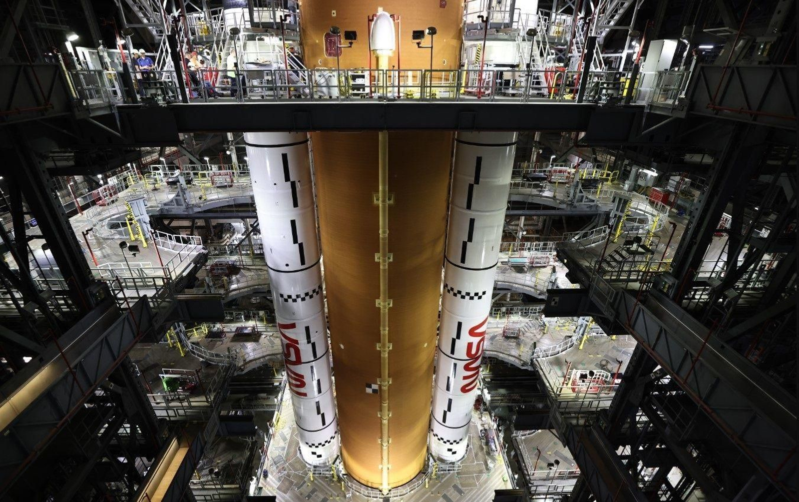 El Artemis  II de la NASA en el Centro Espacial Kennedy.