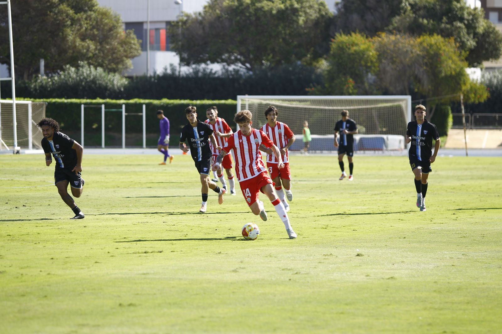 El extremo portugués se marcha en carrera con el balón durante un encuentro con el conjunto rojiblanco.