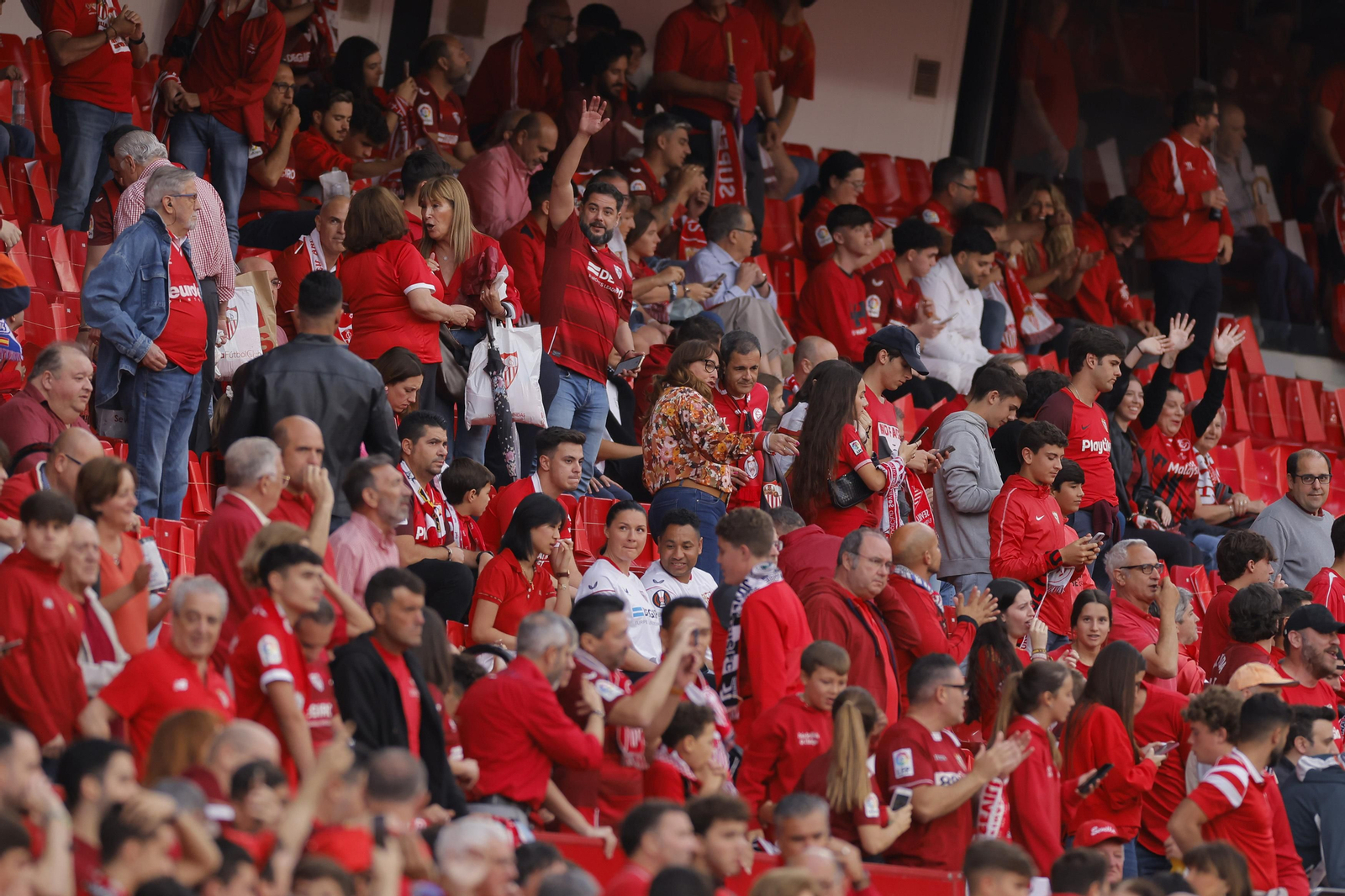 Búscate en las fotos del Sevilla-Juventus