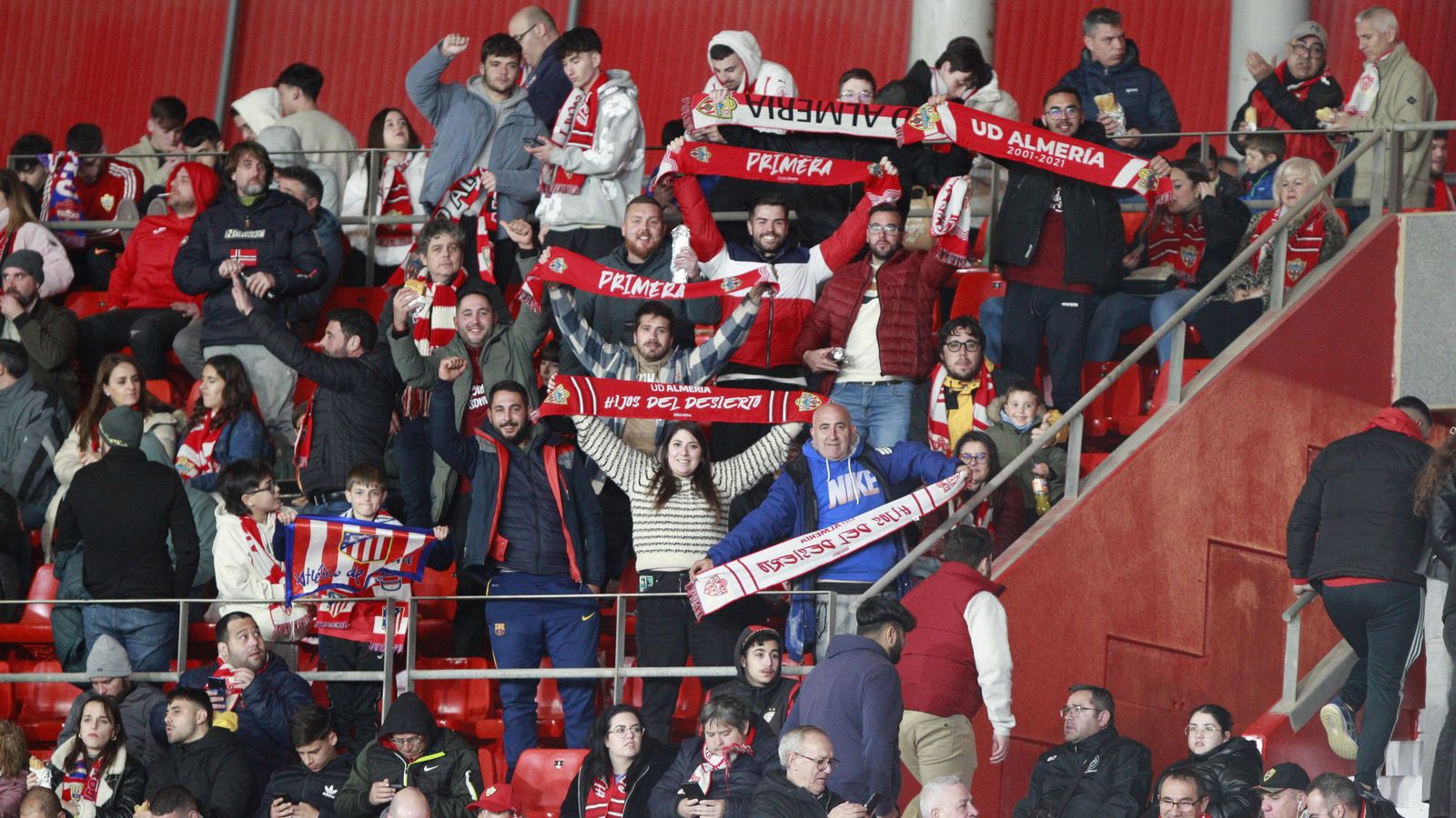 Los aficionados rojiblancos siguen llenando las gradas del feudo almeriensista.