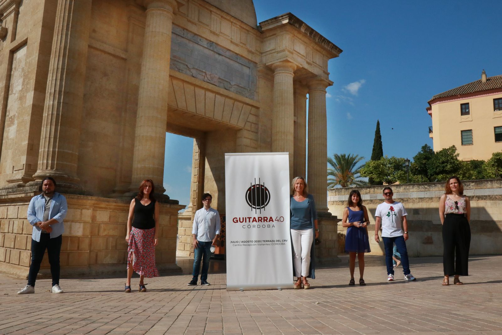 Isabel Albás (centro) junto a algunos de los artistas de Guitarra 4.0.