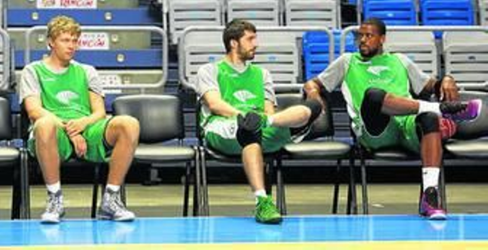 Kuzminskas, Markovic y Thomas conversan en un entrenamiento. Kuzminskas, Markovic y Thomas conversan en un entrenamiento.