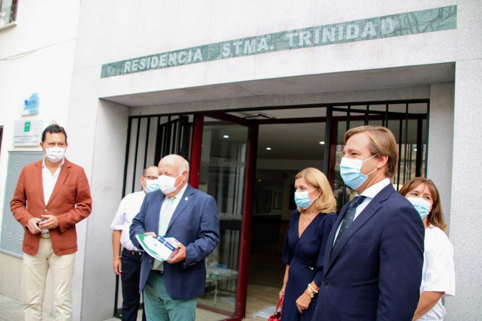 El consejero Jesús Aguirre, en la puerta de una residencia en Córdoba.