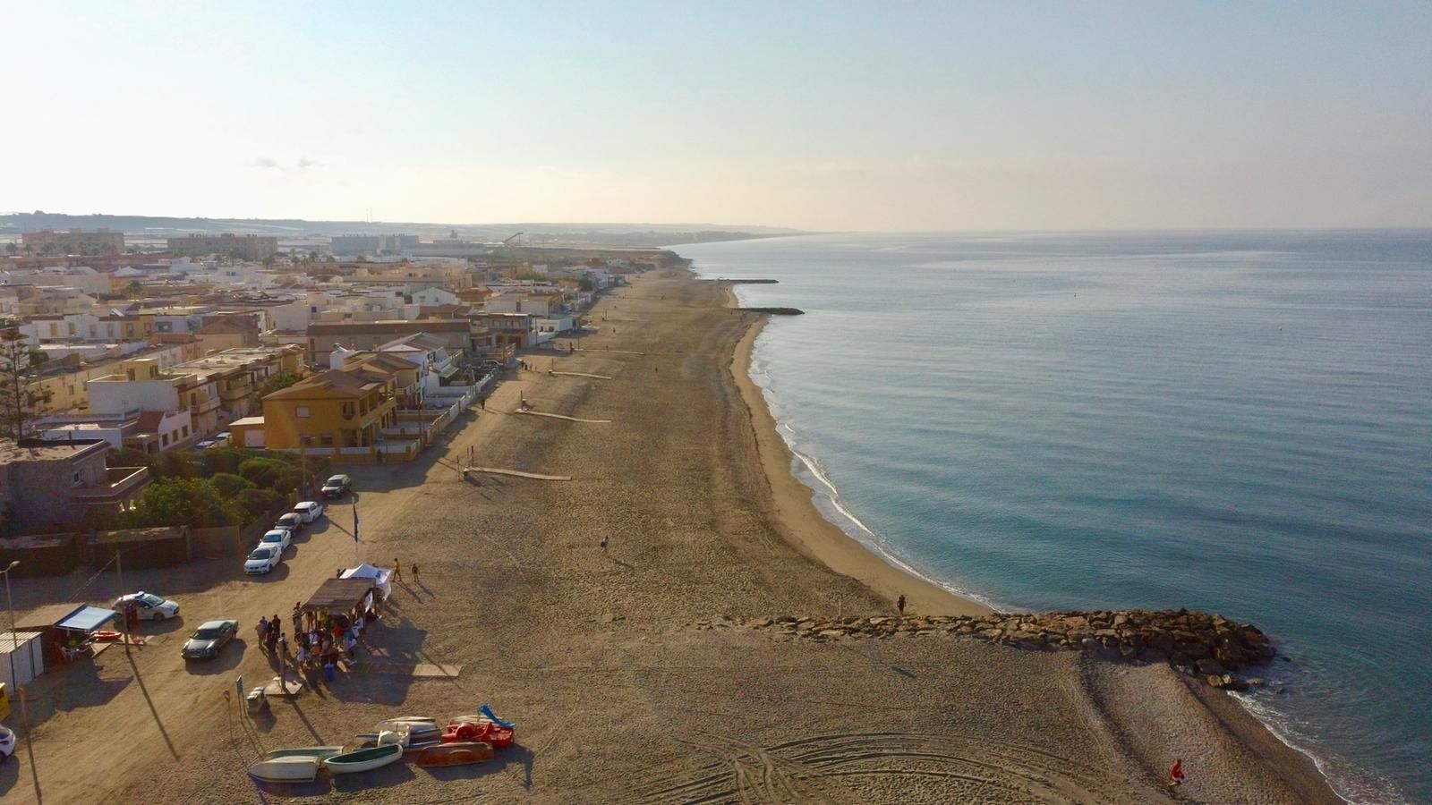 La playa  de Balanegra  es una de las pocas del Poniente cuyo carácter no es agresivo y no pierde arena