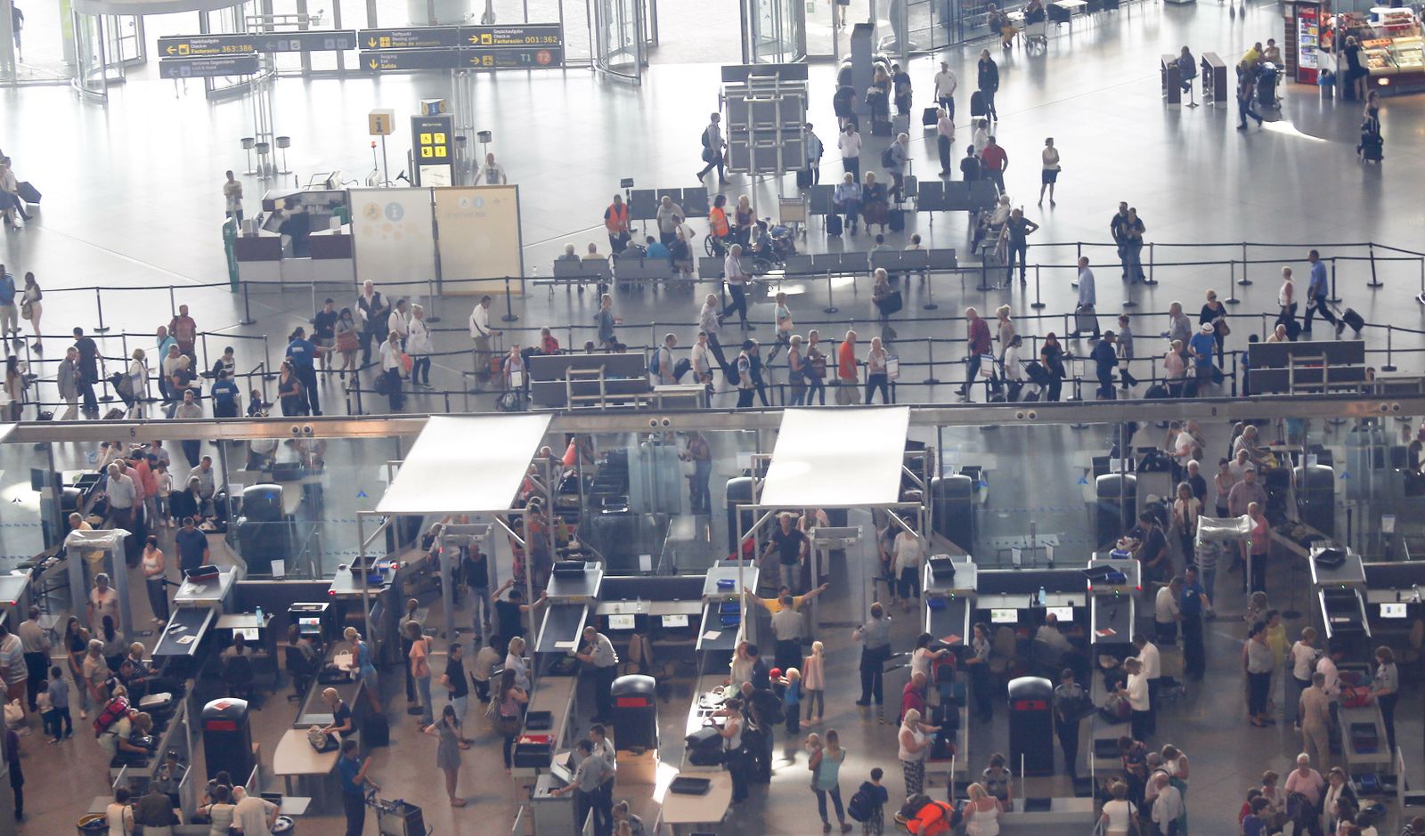 Numerosas personas pasando el filtro de seguridad de salida en el aeropuerto de Málaga