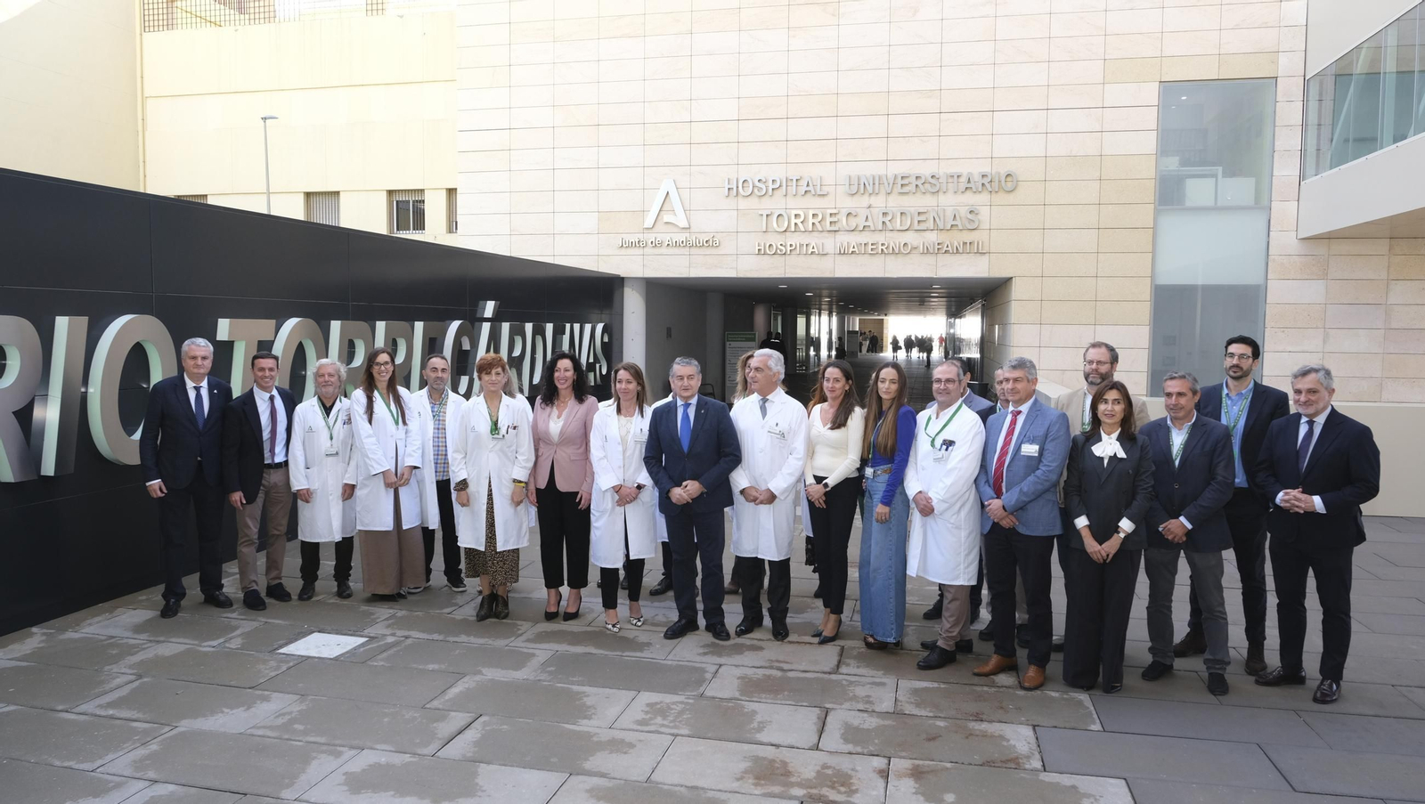 Visita del Consejero de Salud, Antonio Sanz, al nuevo edificio de consultas externas del Hospital Torrecárdenas, en imágenes