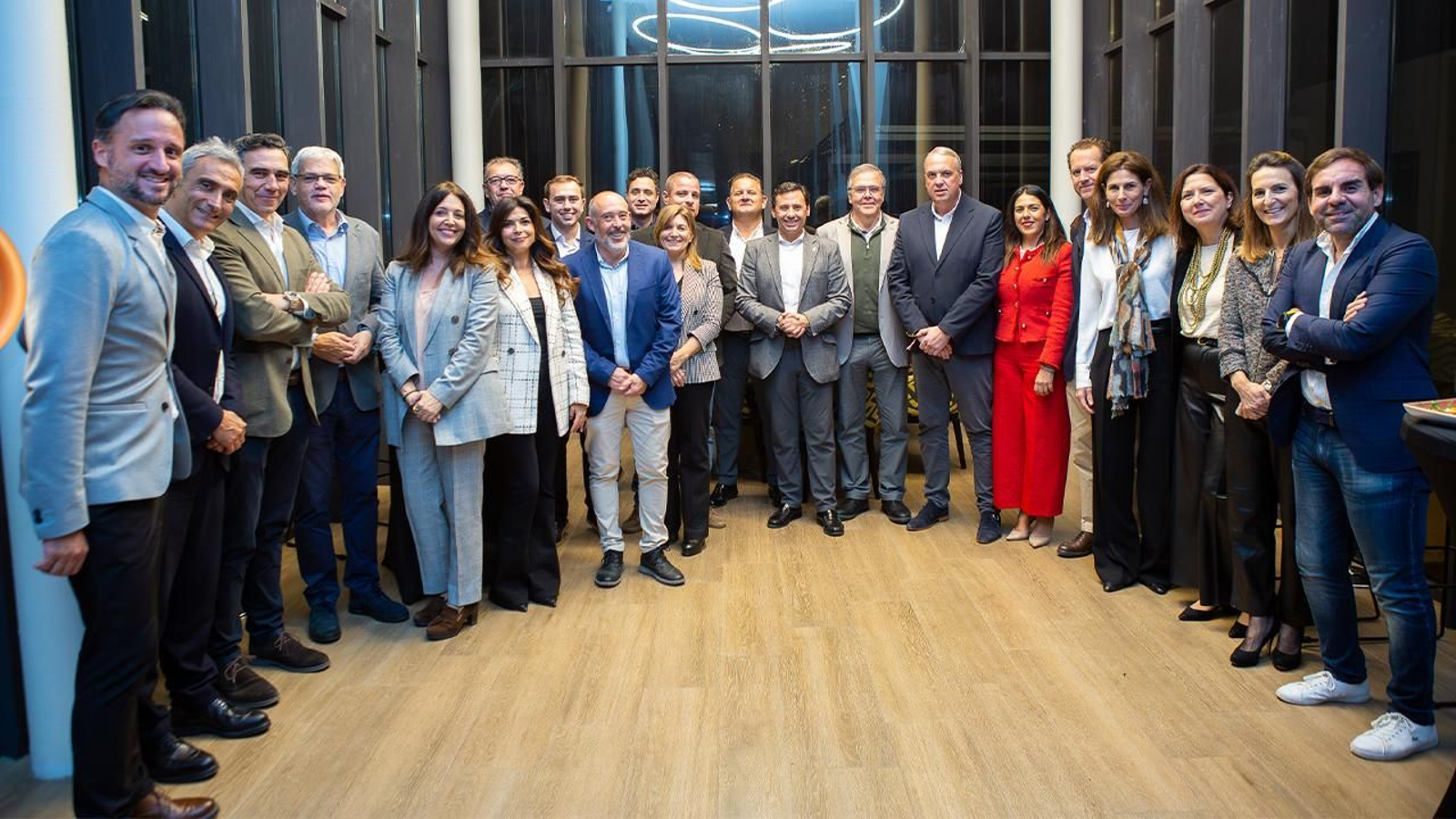 Las autoridades participantes en el acto.