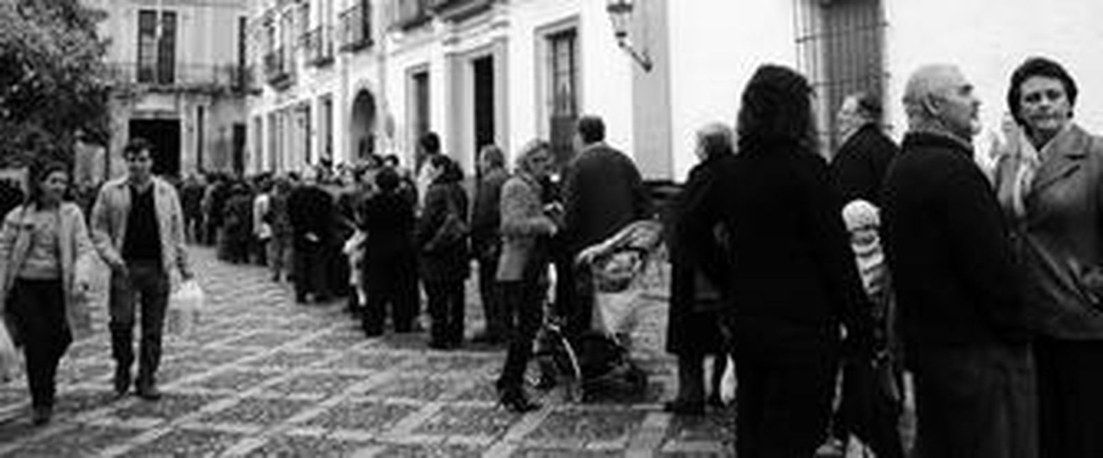 El Patio de Banderas albergó ayer largas colas de personas que querían acceder a la exposición y venta de dulces de conventos en el Palacio Gótico del Alcázar.