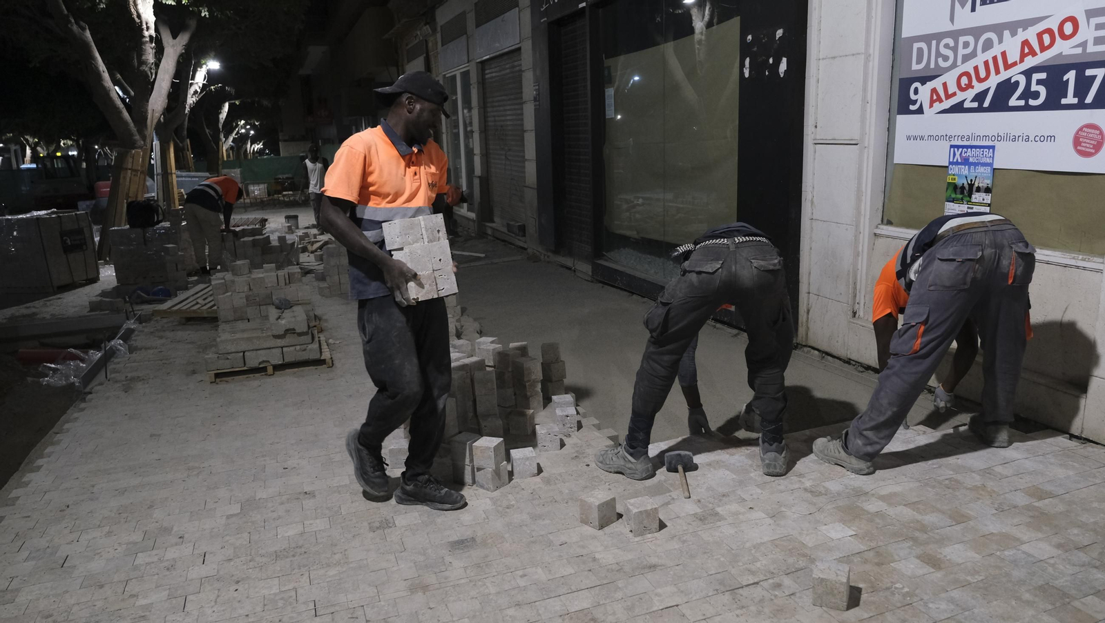Las obras de peatonalización del Paseo de Almería entran en el turno de noche, en imágenes
