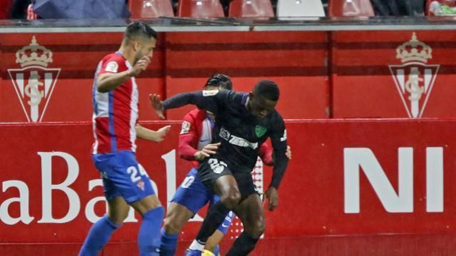 Koné conduce el balón.