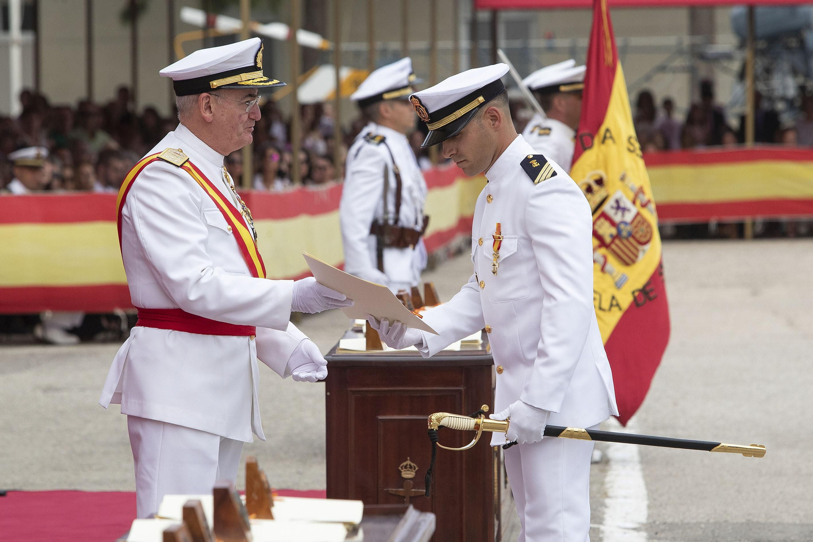 Las imágenes de la entrega de despachos en la Escuela de Suboficiales de la Armada