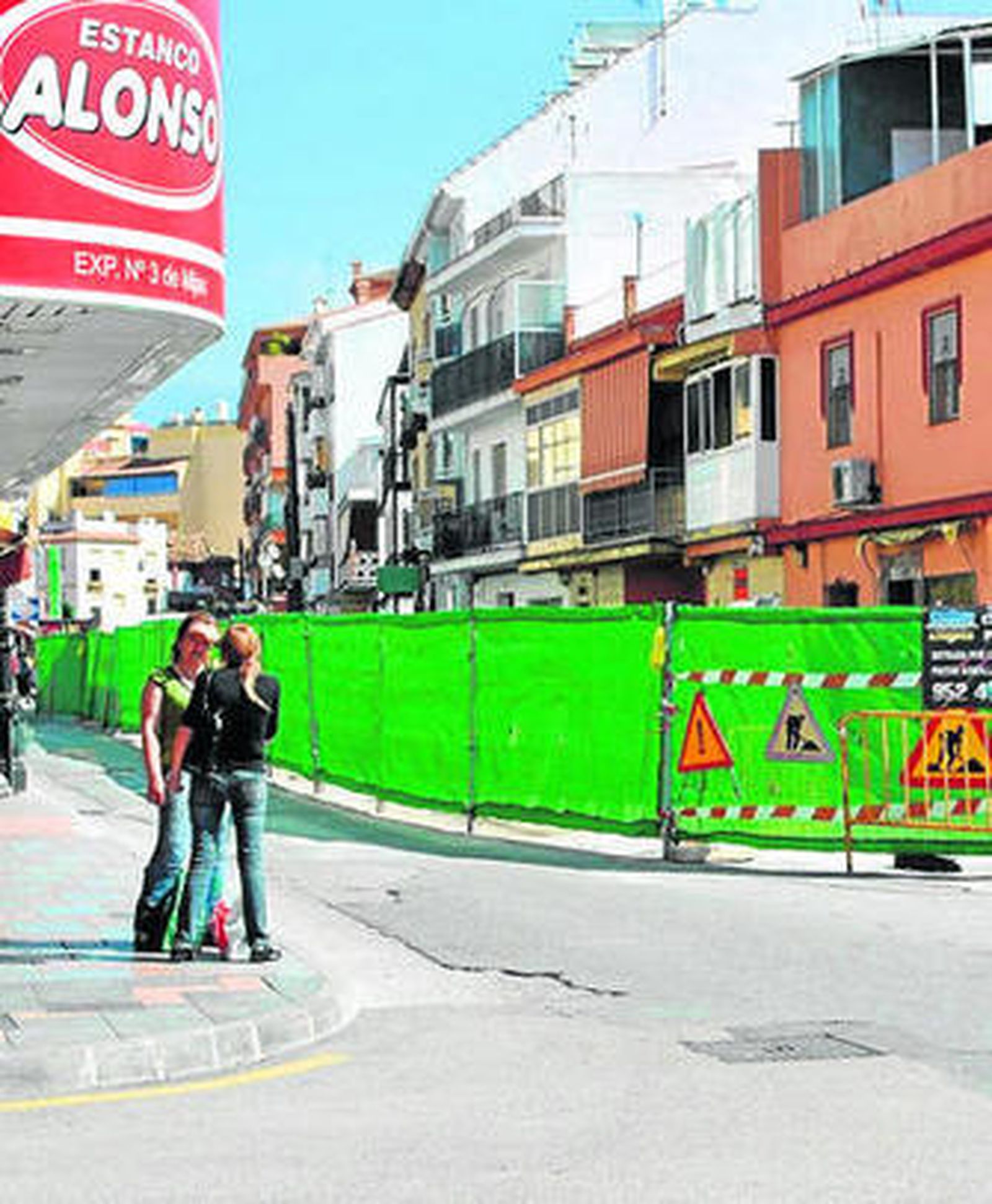 La calle La Unión, con la parte de Fuengirola en obras.
