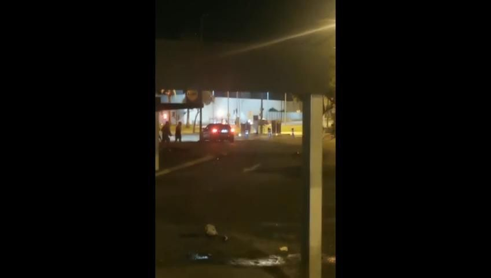 Atropella dos veces a varias personas en una pelea nocturna Atropella dos veces a varias personas en una pelea nocturna