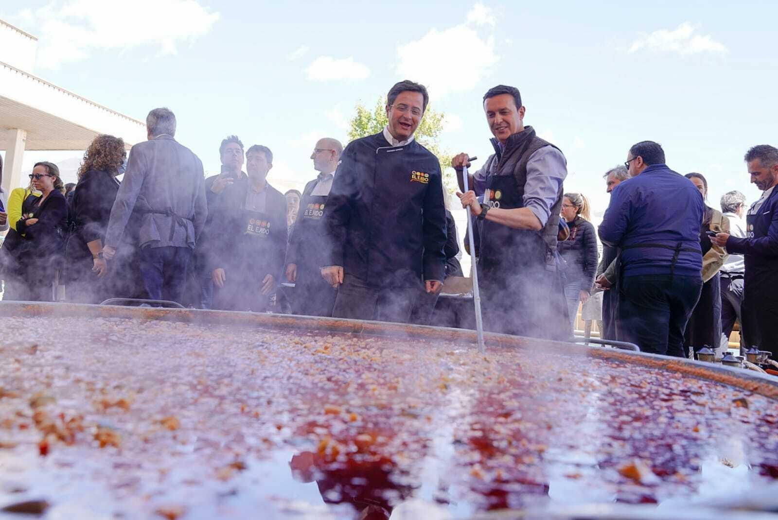 El presidente de Diputación y el alcalde de El Ejido menean la fritá