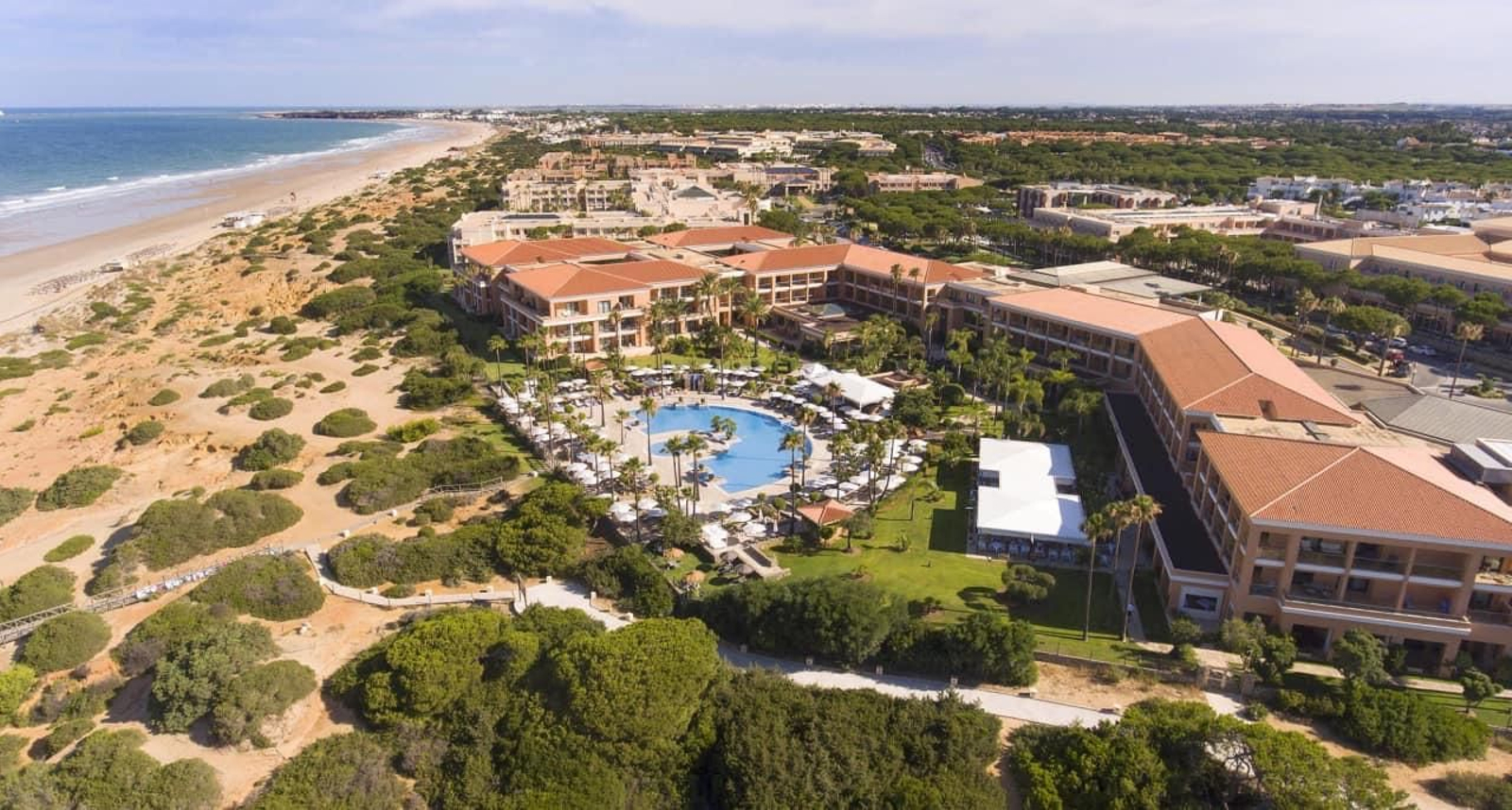 Vista de algunos de los hoteles de Novo Sancti Petri.