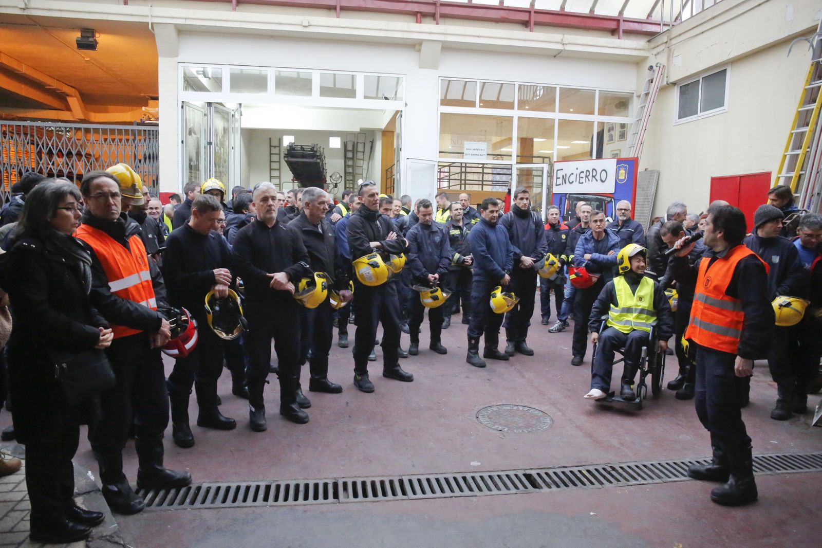 Las imágenes de la 'marcha fúnebre' de los bomberos en Málaga