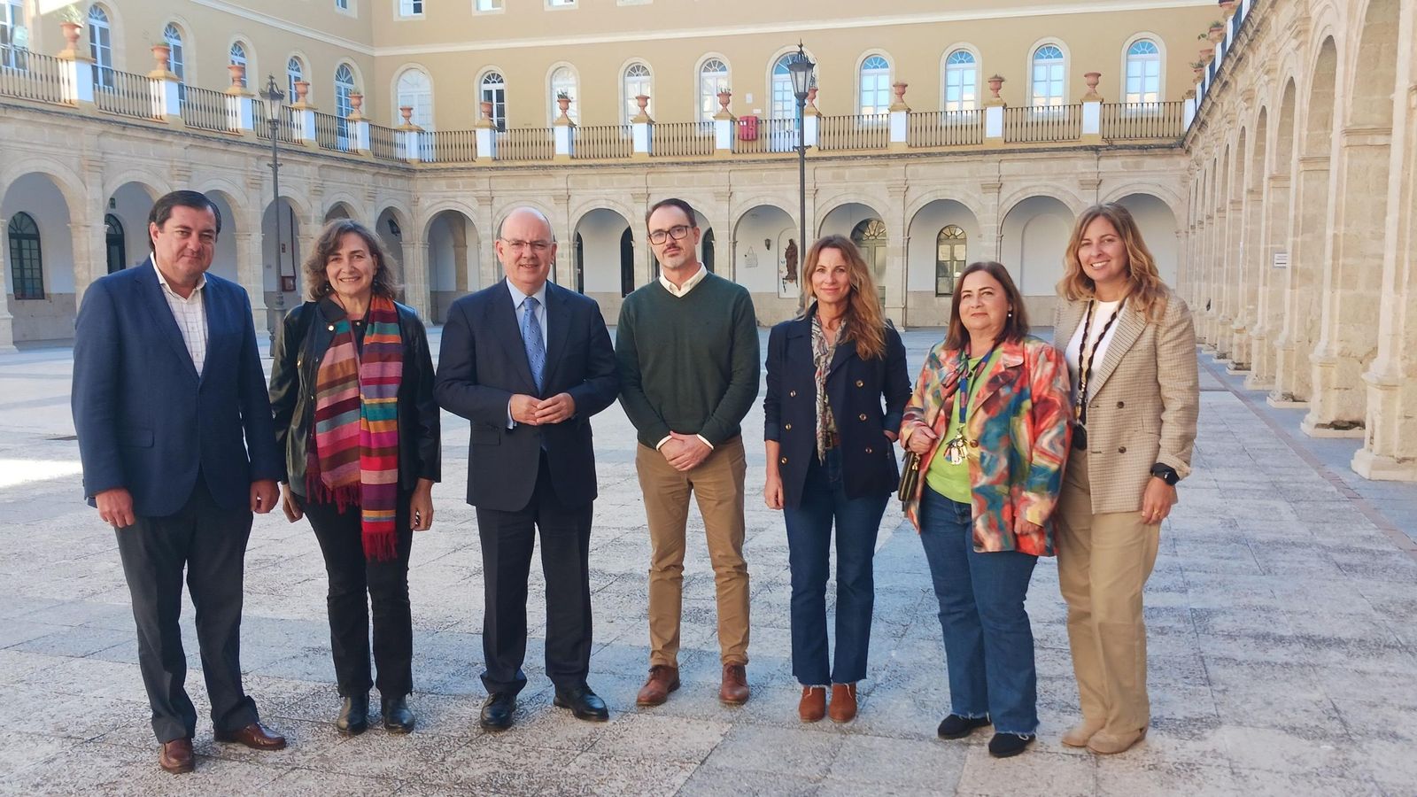 Los participantes en la reunión, en el patio de San Luis Gonzaga.