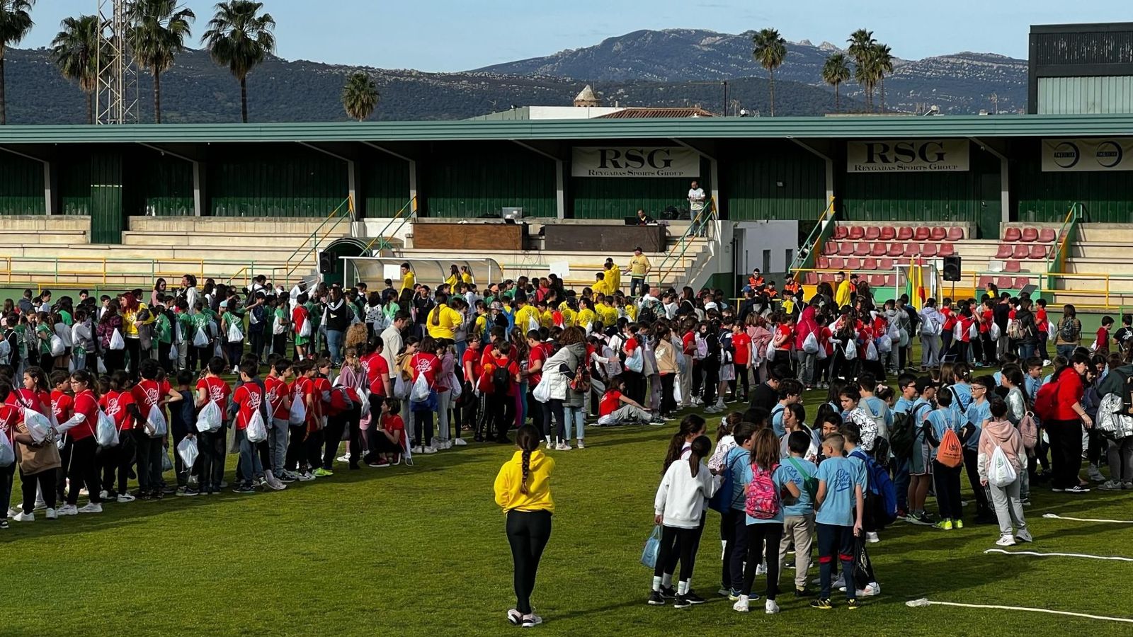 Los escolares, en el polideportivo San Rafael de Los Barrios.