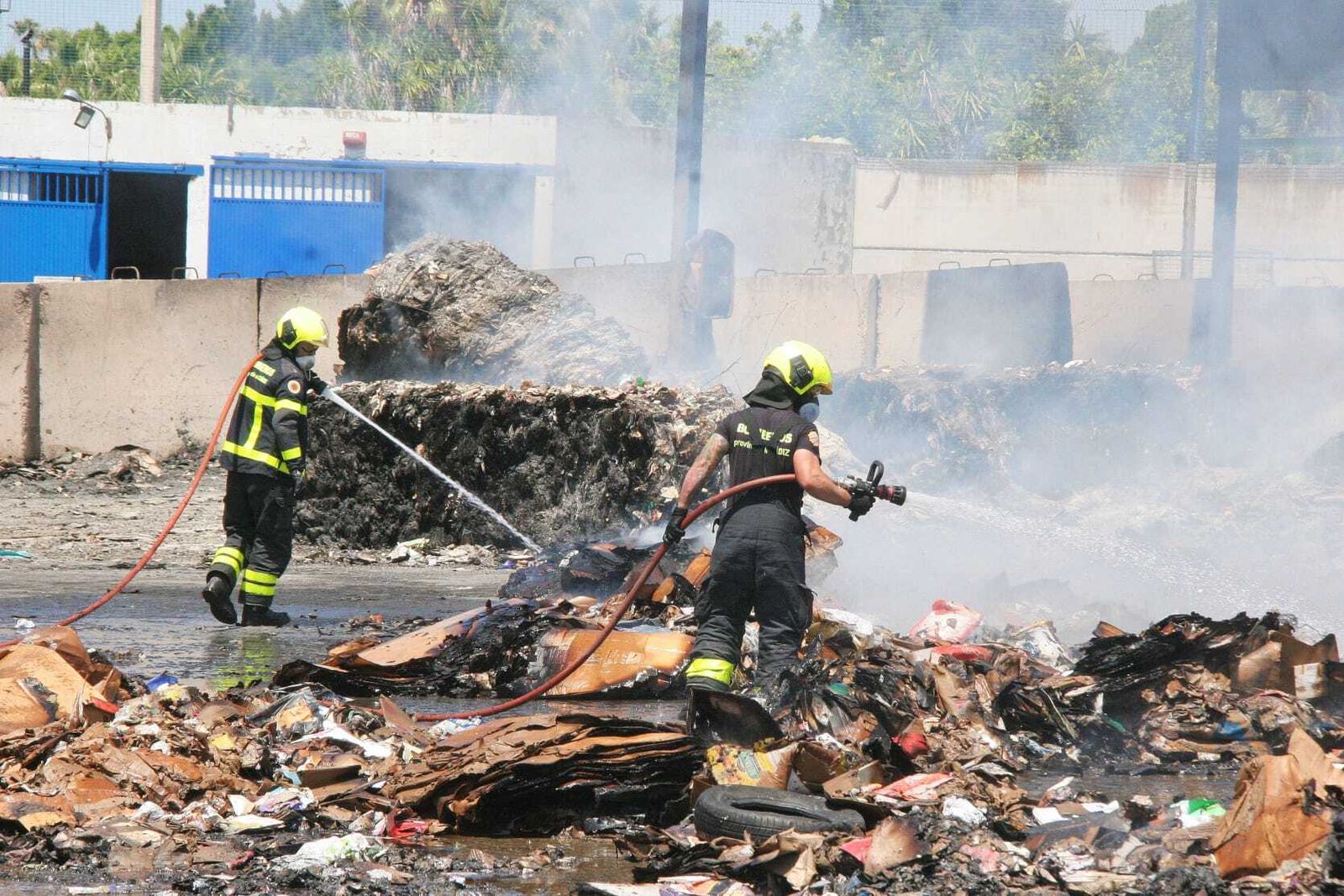 Siguen las labores de extinción del incendio en la Carretera de El Portal