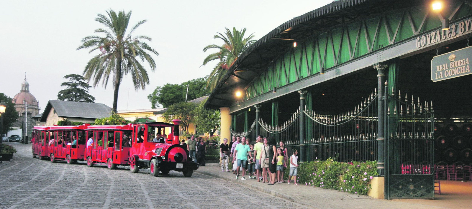 Enoturistas de visita en González Byass.