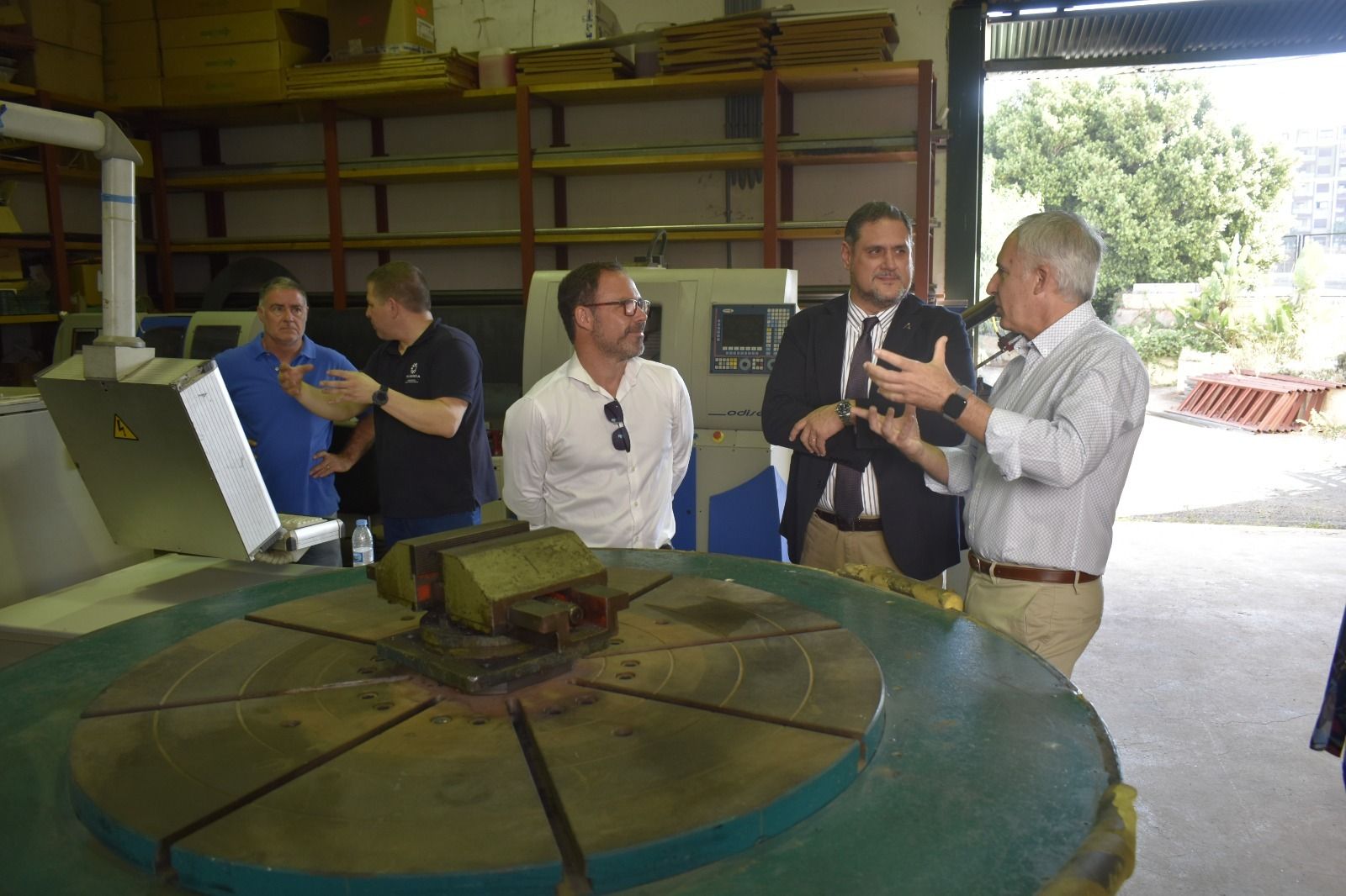 La comitiva visita los talleres de trabajo en el IES Alhamilla.