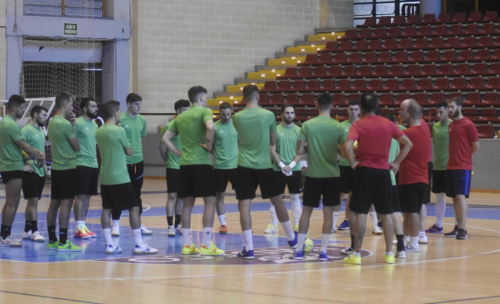 Macario se dirige a sus jugadores al inicio de la sesión de entrenamiento de este miércoles.