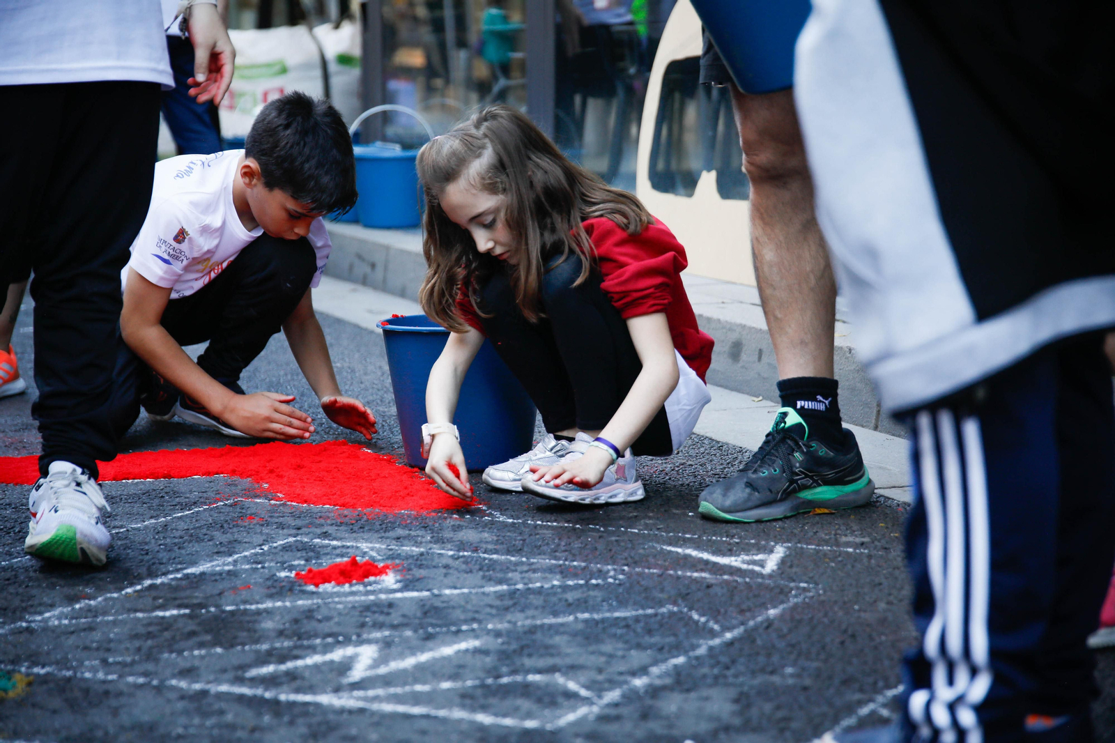 Así es la alfombra de serrín de 60 metros en el Paseo de Almería, en imágenes.