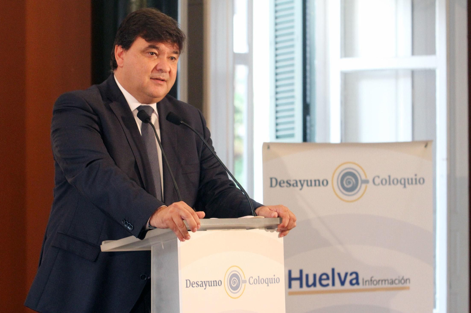 Imágenes de la conferencia y desayuno-coloquio de Gabriel Cruz, alcalde de Huelva