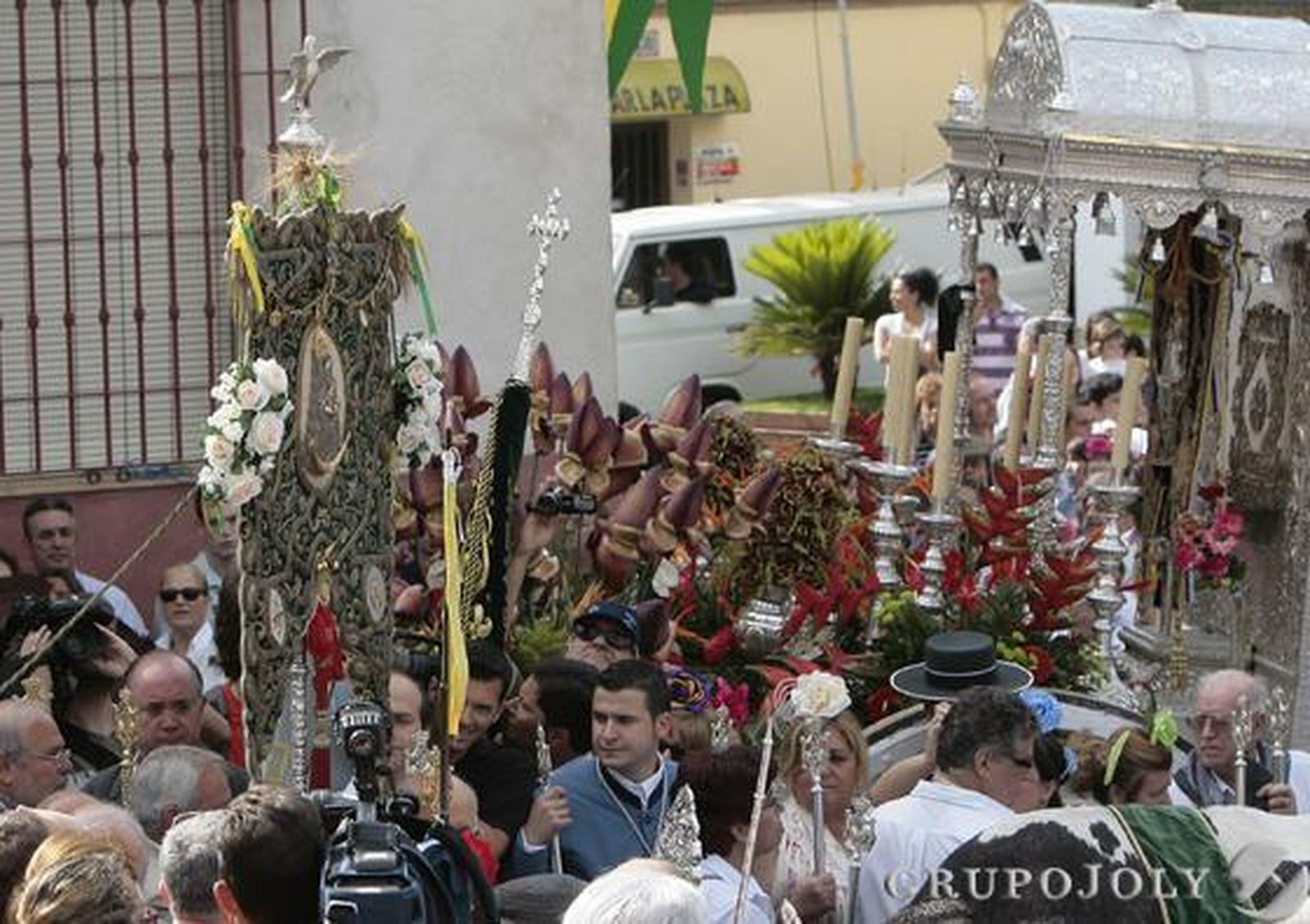 Vecinos de Gines al paso de la Hermandad del Rocío del municipio por las calles del pueblo.

Foto: José Ángel García