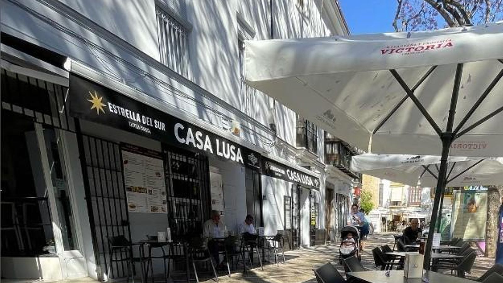 Fachada de Casa Lusa, en Jerez.
