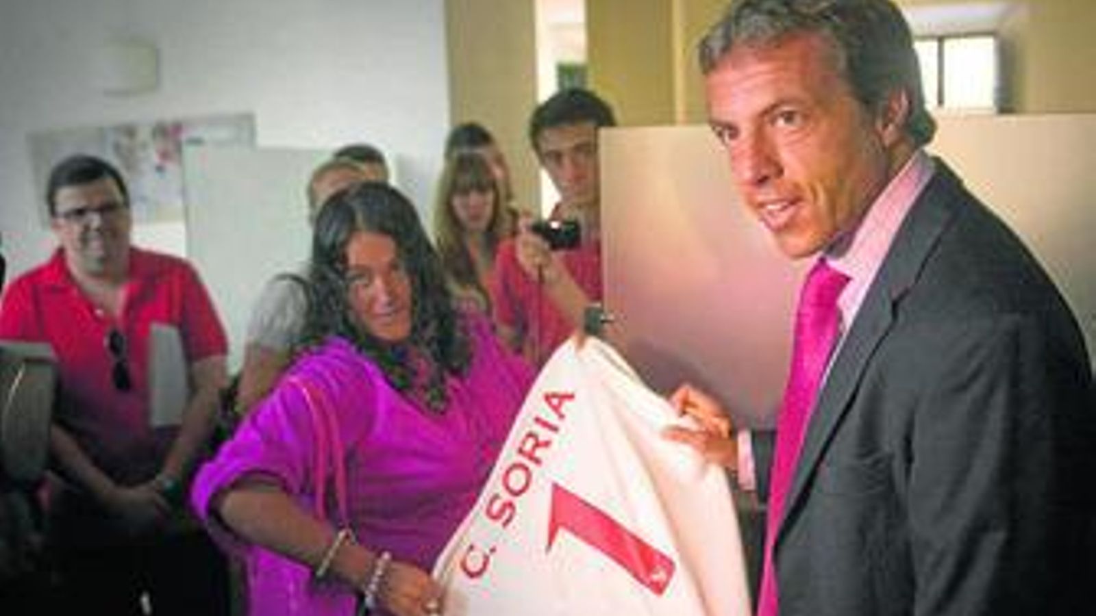 Cristóbal Soria firma una camiseta en su acto de despedida.