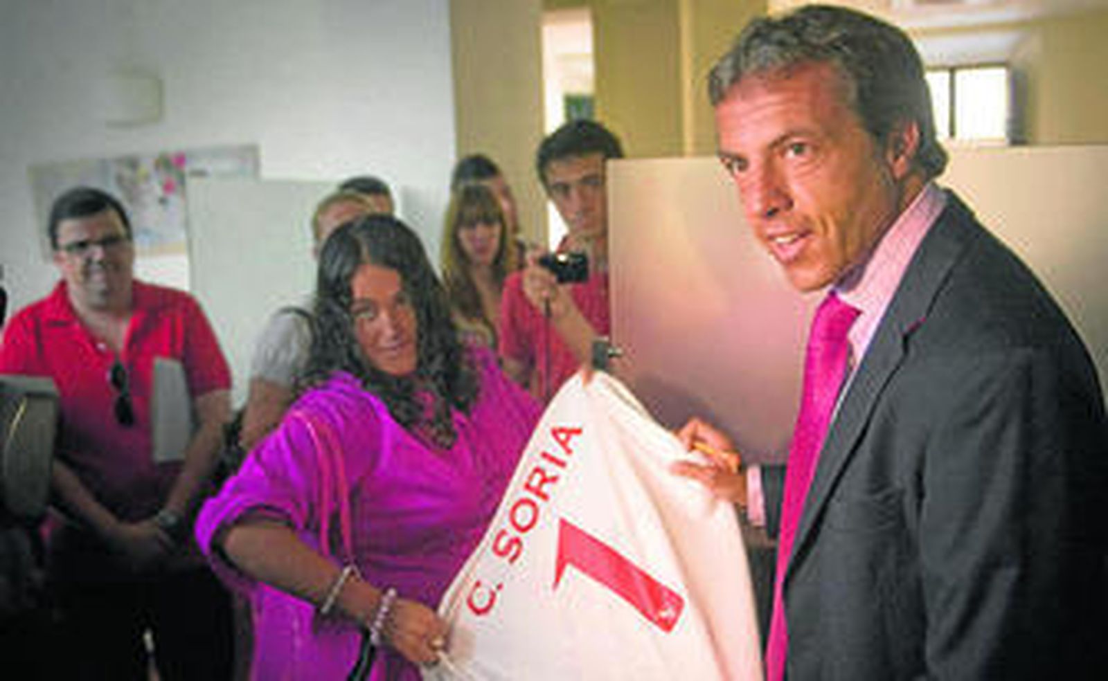 Cristóbal Soria firma una camiseta en su acto de despedida.