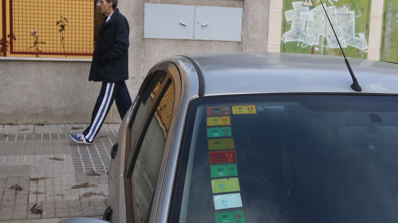 Vehículo con las tarjetas de la ITV.