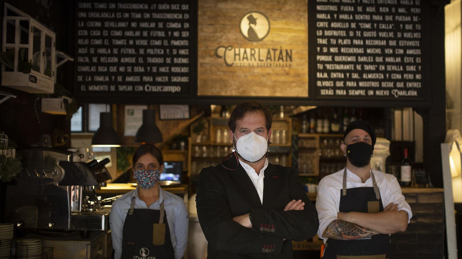 Jaime Rodríguez de Moya junto a dos de sus trabajadores en el restaurante Charlatán.