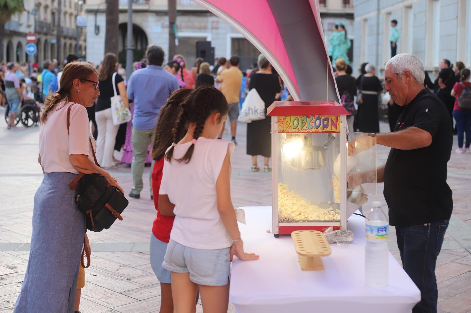 Imágenes de Huelva en blanco y azul, la noche del comercio