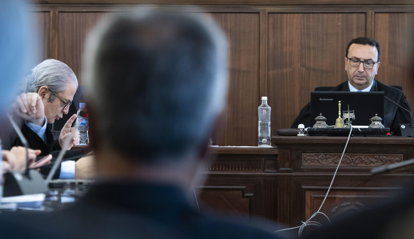 El ex presidente Griñán, en primer plano, escucha el informe de su abogado, en presencia del juez Calle Peña.