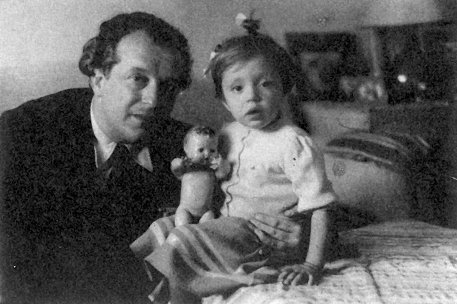 Rafael Alberti con su hija Aitana cuando era pequeña.