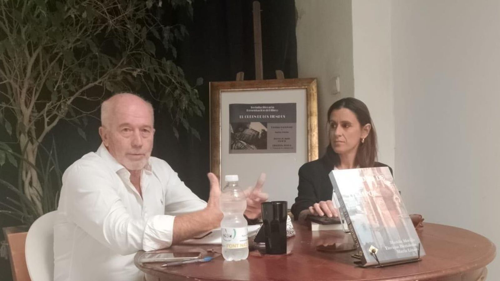 Enrique Bartolomé y María Lizaso, durante la tertulia celebrada días atrás en la librería Zorba.