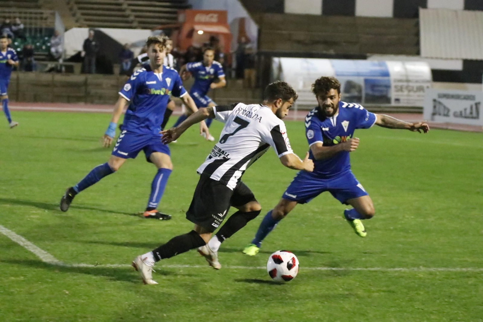 Gato trata de burlar a un adversario en el Balona-Marbella de la primera vuelta