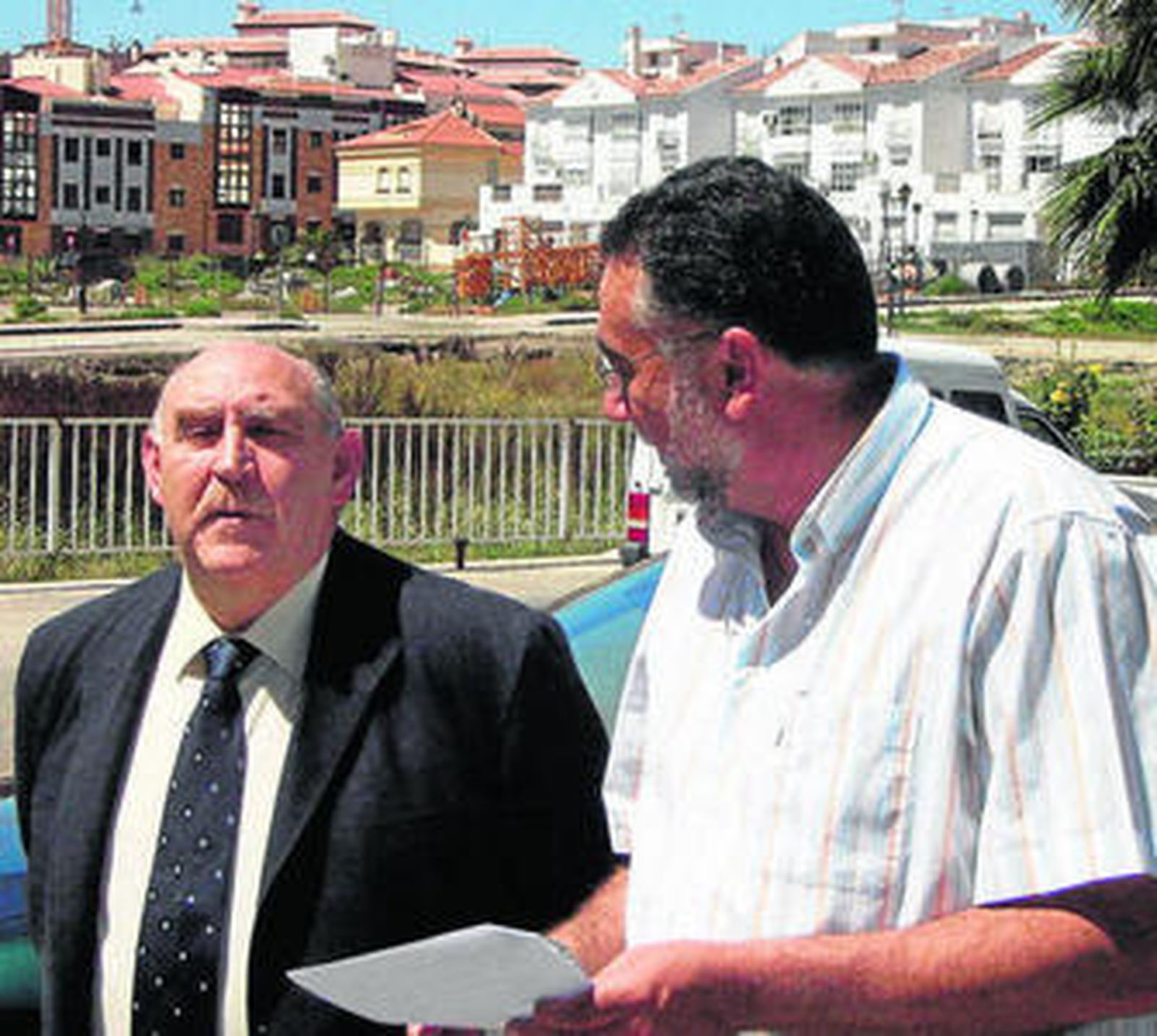 El entonces delegado de justicia, Manuel Ceba, visitó los terrenos para conocer las posibilidades.