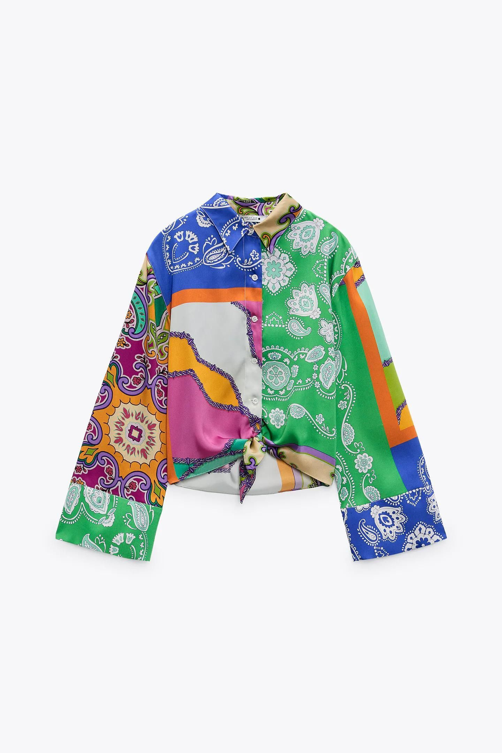 La camisa con lazada y estampado patchwork de Zara.