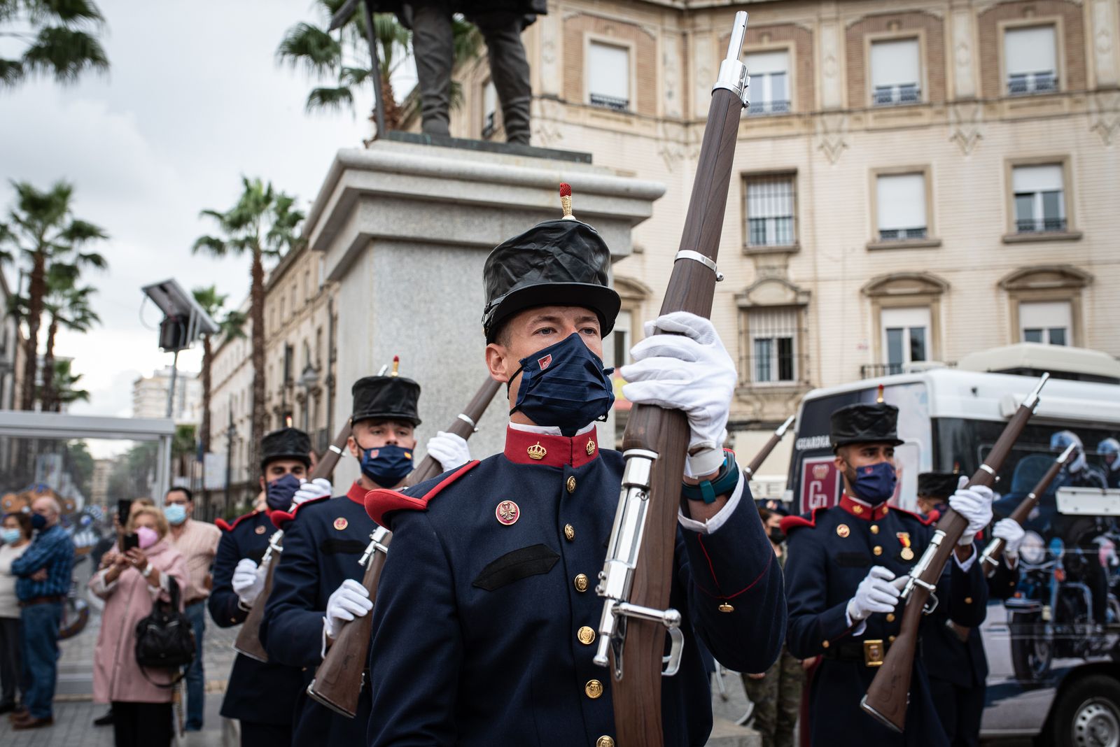 Imágenes del desfile de la Guardia Real por el centro de Huelva