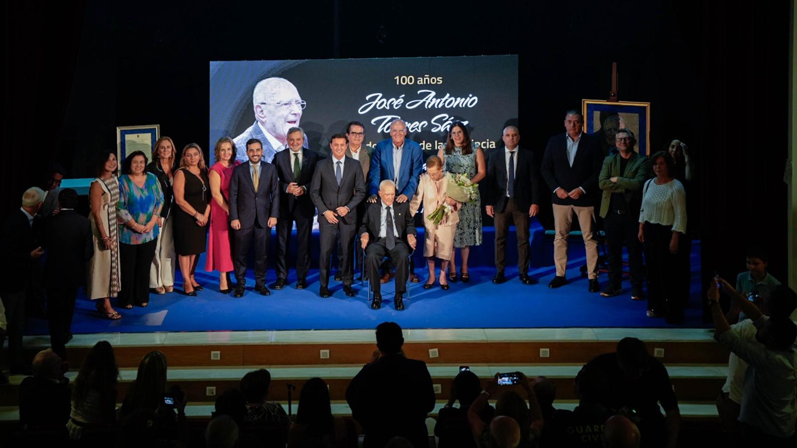 Foto de familia con José Antonio Torres durante el acto celebrado en Chercos esta tarde.