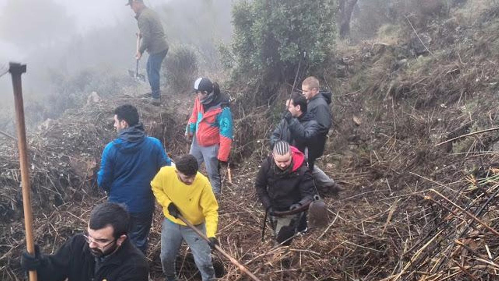 Azadas y palas para limpiar las acequias.