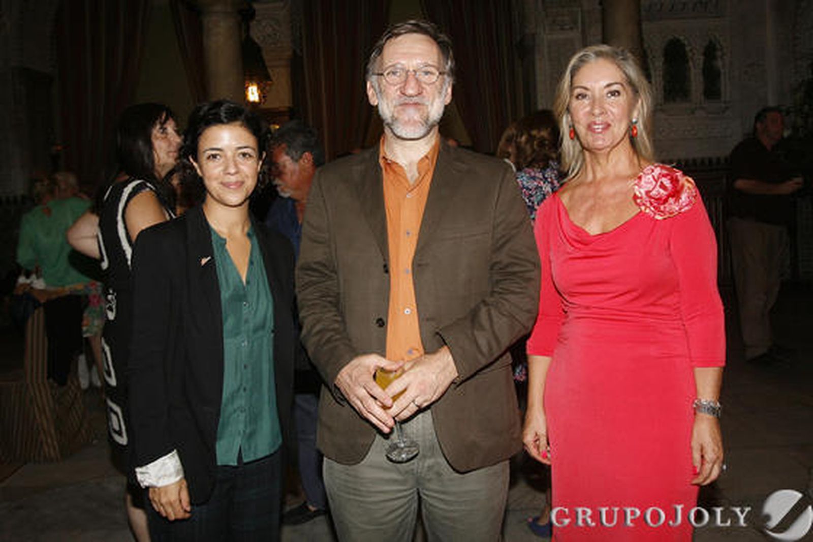 José Antonio Bastos, entre Mercedes Escalante, delegada de Andalucía de Médicos sin Fronteras, y María Gómez, de Cajasol. 

Foto: Joaquin Pino