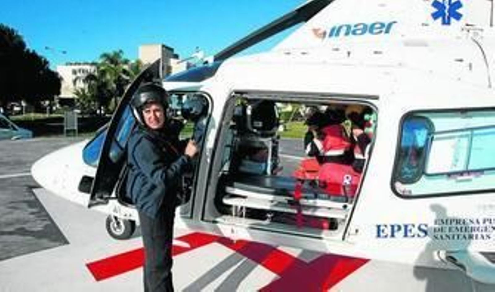 Una operaria del 061 se dispone a introducirse en el helicóptero de asistencia sanitaria.