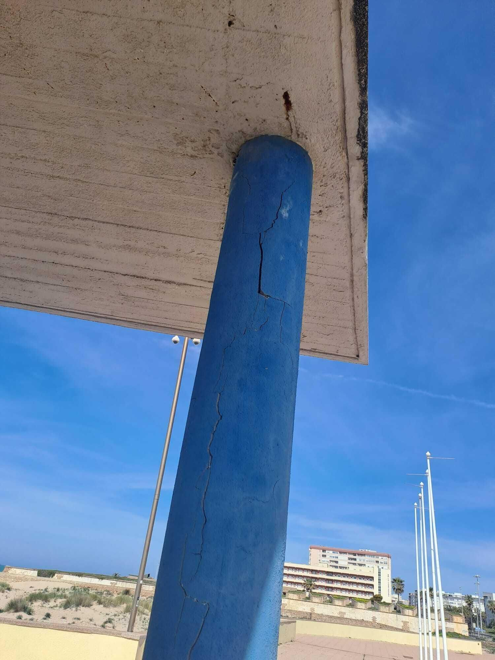El mal estado de la pérgola de la playa de Cortadura
